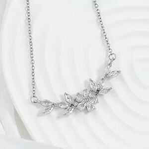 18K White Gold Diamond Flower & Leaves Accents Necklace Bridal Wedding Clavicle